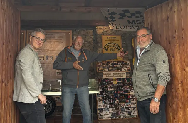 Hereinspaziert in die Ausstellungsräumlichkeiten zu "Motorisierung und Motorsport" im Lungau! Der Historiker und Obmann des Lungauer Museumsverein Tamsweg, Klaus Heitzmann (li.), Skijöring-Legende Toni Gruber (Mitte) und sein langjähriger Mitstreiter Johann Gruber (re.), haben MeinBezirk Salzburg bereits Einblick gewährt. | Foto: pjw