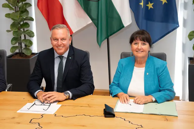  Ein Mann und eine Frau sitzen an einem Tisch.