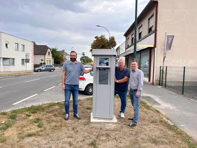 Bgm. Andreas Hueber, Vbgm. Günther Straub und Amtsleiter Andreas Jagschitz beim Lokalaugenschein der neuen Radarboxen. | Foto: Gemeinde Felixdorf