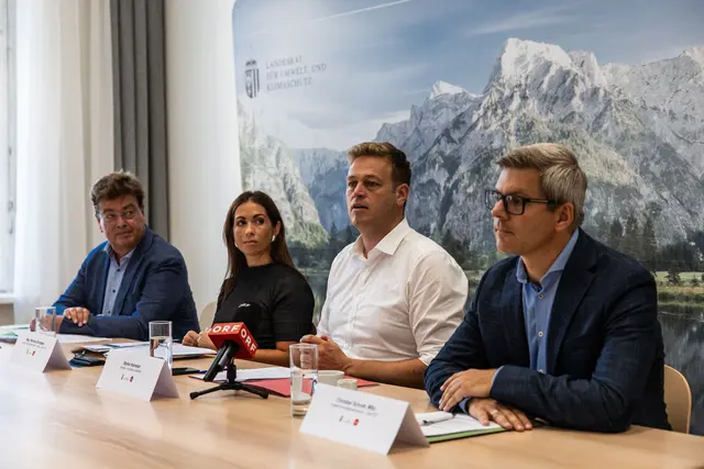 Umweltlandesrat Stefan Kaineder (3. v. l.) setzt auf Fakten und holte sich die Experten des Landes zur Pressekonferenz dazu: Franz Überwimmer, Leiter Gruppe Wasserwirtschaftliche Planung, Marlene Schmalzer, Leiterin Gruppe Wasserrecht Vollzug und Christian Schrott, Leiter Referat Grundwasserschutz. | Foto: Land OÖ