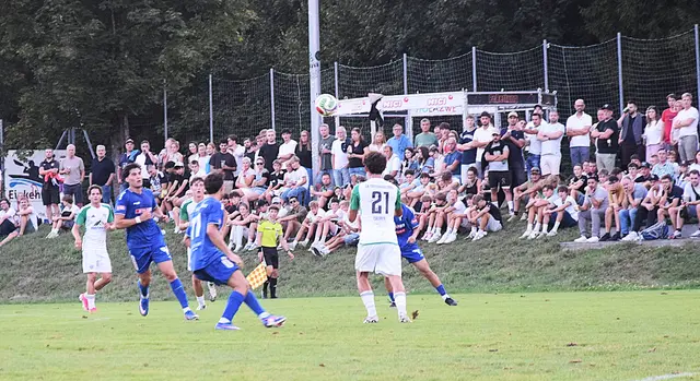 Der SK Ebbs (weiß) feierte vor einer starken Zuschauerkulisse einen 2:1 Cupsieg über den Regionalliga West Club aus der Nachbarstadt Kufstein (blau). | Foto: Schwaighofer