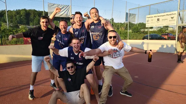 Die Spieler von „KERB Hajduci” bejubeln den Sieg. | Foto: Verein Gebrüder Basketball