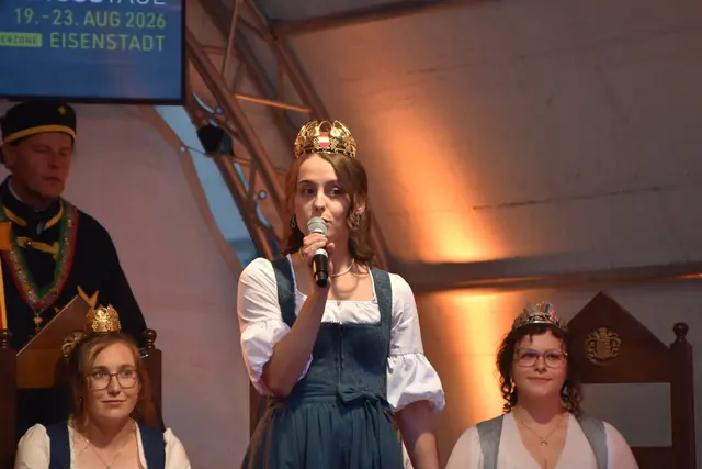Laura Hummel übergibt nun das Amt der österreichischen Weinkönigin an Maria Liegenfeld aus Donnerskirchen. | Foto: Dorottya Fejes/MeinBezirk