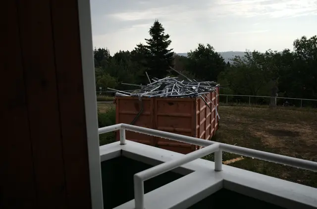 Unzählige Container mit alten Möbeln, etc. mussten entsorgt werden. | Foto: Santrucek