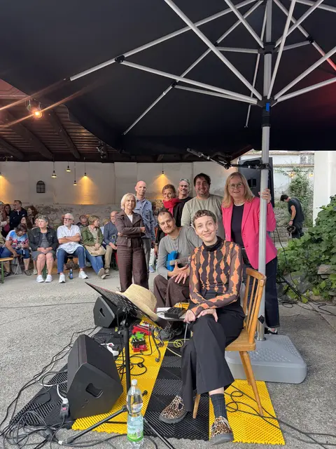 Doris Denk, Bereichsleiterin für Bildung, Kultur und Tourismus, Kulturamtsleiter Gregor Kremser, Kuratorin Martina Kucera (Kremser Platzkonzerte), Georg Schütz (Kunst- &amp; Kulturverein Rössl), Organisator Sebastian Streibl (Ideenladen), Initiatorin und Kulturgemeinderätin Elisabeth Kreuzhuber, vorne Sebastian Elias Weiss und Luise Hanel. | Foto: Stadt Krems