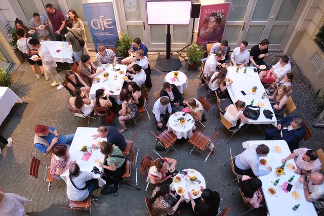Das Projekt ist bewährt und findet nun auch am Platz der Kulturen statt: Bei einem Abendessen kann man in Favoriten bald Menschen neu kennenlernen. | Foto:  Manfred Weis