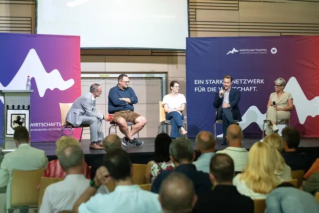 Unter der Moderation von Wirtschaftsbund-Direktor Jochen Pack diskutierten regionale Unternehmer über Chancen, Herausforderungen und die Zukunft des Wirtschaftsstandorts Südweststeiermark. | Foto: Klaus Morgenstern