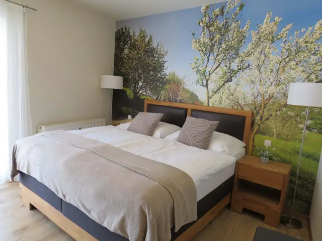 Mehrere Hotelzimmer erhielten neue Böden, Wände, Möbel und Mini-Bars.