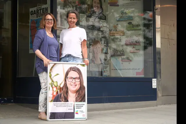 Geschäftsführerin Susanne Marton (links) und Elke Dierdorf präsentieren zum Auftakt die Kampagne „Gesichter unserer Arbeit“. | Foto: Jugend und Kultur