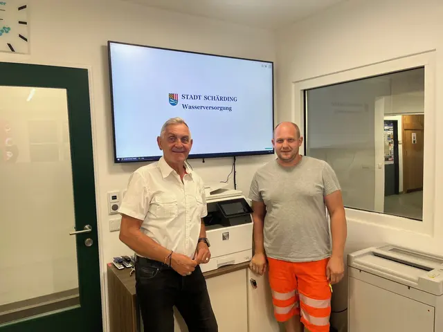 Bürgermeister Günter Streicher (l.) und Hauptwassermeister Harald Söllwagner beim Lokalaugenschein zur Sicherstellung der Trinkwasserversorgung. | Foto: Stadtgemeinde Schärding