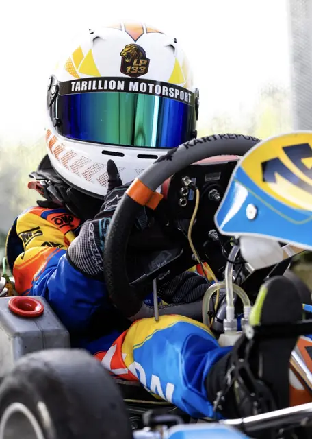Gemeinsam mit seinem Coach Maxi Tarillion arbeitet Lion gezielt an seiner fahrerischen Entwicklung und bereitet sich auf die nächsten Herausforderungen im Kartsport vor. | Foto: Daniel Pammer