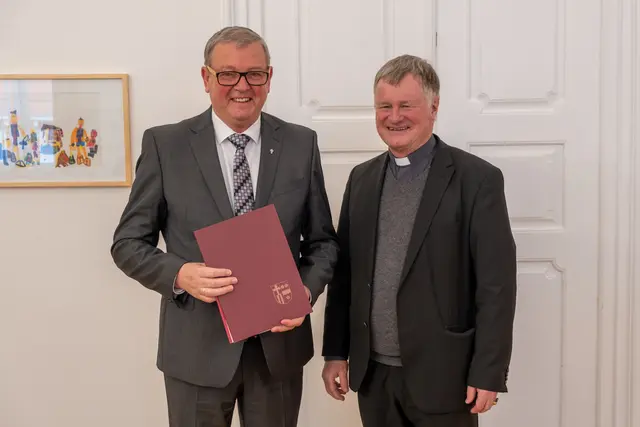 Rupert Niedl (li) wurde im April 2023 von Bischof Manfred Scheuer mit dem Titel „Konsistorialrat“ ausgezeichnet.
 | Foto: Diözese Linz / Johannes Kienberger