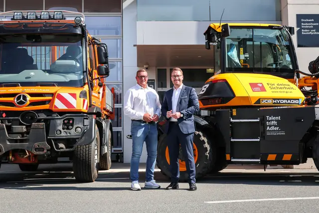 Moderne Fahrzeuge und Spezialgeräte für die Tiroler Straßenmeistereien: LHStv Philip Wohlgemuth und Christian Schreiner, Leiter des Sachgebiets Fahrzeug- und Maschinenlogistik, präsentierten neu angeschaffte Ausrüstung für die Straßenerhaltung, den Winterdienst und Einsätze nach Unwettern. | Foto: Land Tirol/Wurnig