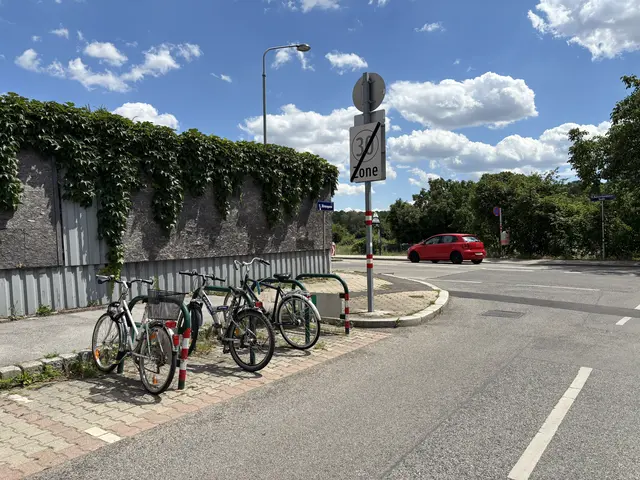 In der Hörtengasse entsteht anstelle der Fahrradabstellanlage ein dritter Stellplatz.  | Foto: Luca Arztmann/MeinBezirk
