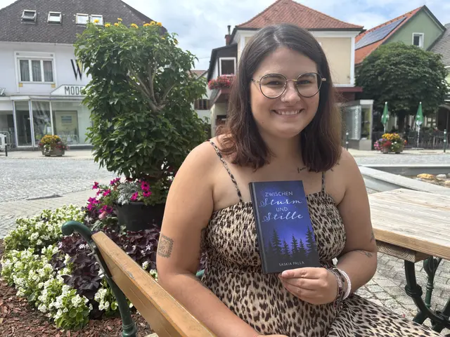 Saskia Palla mit ihrem neuesten Buch "Zwischen Sturm und Stille", das heuer im Sommer erschienen ist.  | Foto: MeinBezirk/Angelina Koidl