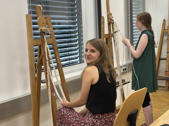 An der Staffelei sitzen, Musik im Hintergrund und volle Konzentration auf die richtige Knüpftechnik: So meditativ gestaltete sich der Makramee-Workshop für Sarah Konrad.  | Foto: MeinBezirk