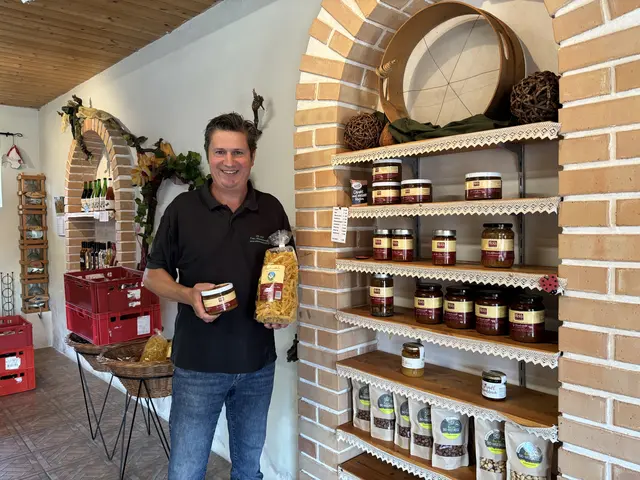 In "Hickis Hofladen" gibt es frische Produkte wie Geselchtes, Würste, Leberpastete, Verhackertes oder Sülzchen, die nach hauseigenen Rezepten hergestellt werden – ohne Konservierungsmittel oder Nitritpökelsalz. Dazu gibt es Bauernbrot aus reinem Roggenmehl und Natursauerteig sowie Nudeln aus den Eiern der eigenen Hühner. | Foto: Lauren Fahrenberger / MeinBezirk