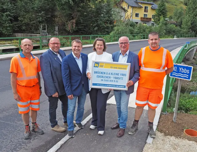Franz Grill (Straßenmeisterei Waidhofen/Ybbs), Reinhard Käfer (Leiter der Brückenmeisterei Aschbach), DI Markus Brunner (NÖ Straßendienst – Leiter Abt. Brückenbau), LAbg. Edith Mühlberghuber (i.V. LH-Stv. Udo Landbauer), Gerhard Lueger (Bgm. von Ybbsitz), Hermann Schönlechner (Straßenmeisterei Waidhofen/Ybbs).
 | Foto: Land NÖ, Mühlbachler