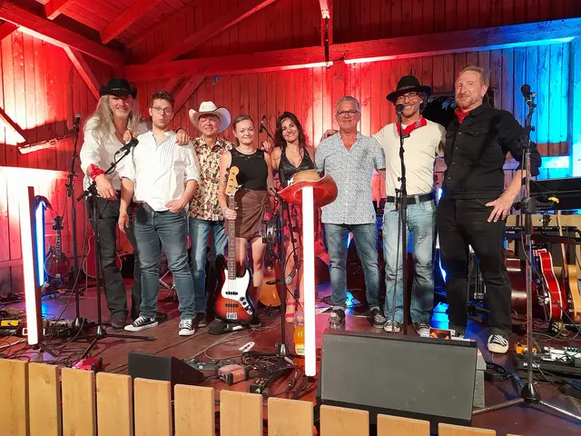 Die beiden Bands beim gemeinsamen abschließenden Auftritt. | Foto: Forum Münzbach