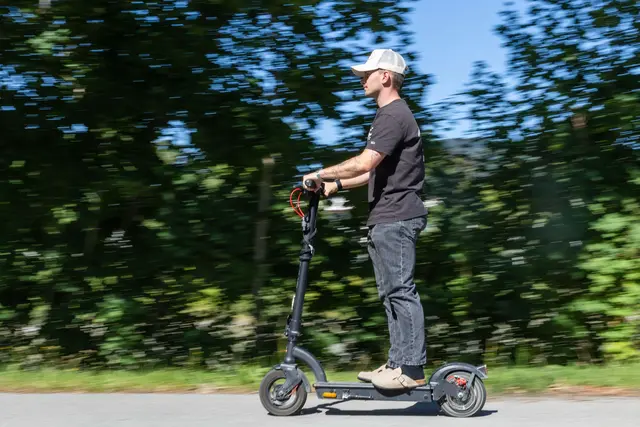 E-Scooter sind als praktisches Verkehrsmittel längst in Salzburg angekommen - doch mit der wachsenden Beliebtheit wächst auch die Zahl der Unfälle. | Foto: Land Salzburg/Neumayr/Hofer
