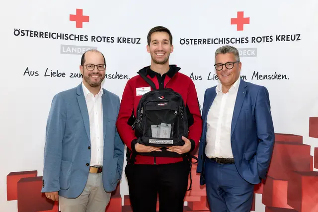 Die Sparkasse Imst übergab die Rucksäcke an das Kriseninterventionsteam. | Foto: Christoph Nösig