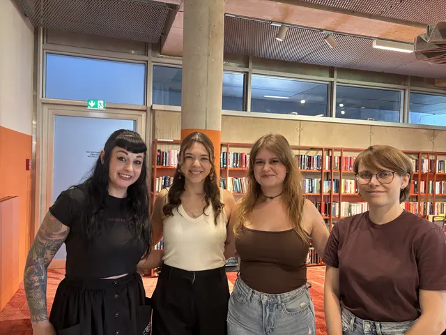 Stadtbibliotheks-Leiterin Corinna Schaffer mit den Betreuerinnen Julia Hofer, Marie Pichler und Sophia Lehner. (v. l.) | Foto: MeinBezirk/Astrid Moder