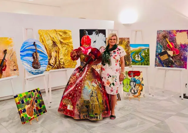 Michaela Lukmann alias "Arthena Maxx" zeigt gerade Werke in der Innsbrucker Hofburg. | Foto: Arthena Maxx