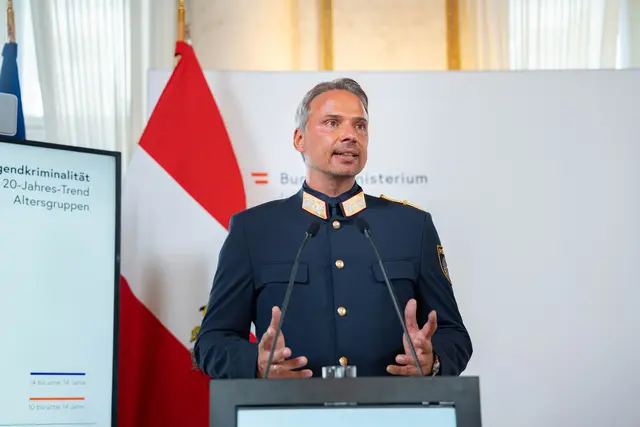 Eine Maßnahme, die bereits ergriffen wurde, ist der Stopp des Familiennachzugs für Asylberechtigte. Diese Maßnahme hält Landespolizeivizepräsident Dieter Csefan für wichtig. | Foto: Sade Jerabek/Mein Bezirk