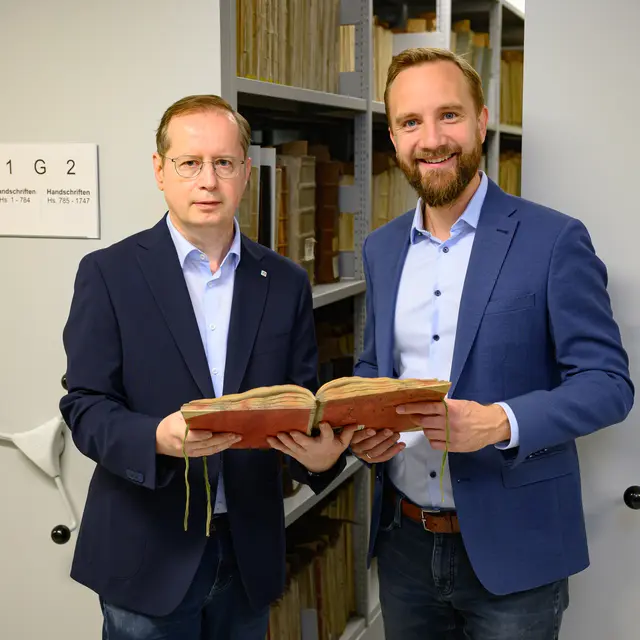 Stadtarchiv-Leiter Michael Kitzmantel und Stadtrat Martin Oberndorfer. | Foto: Stadt Wels