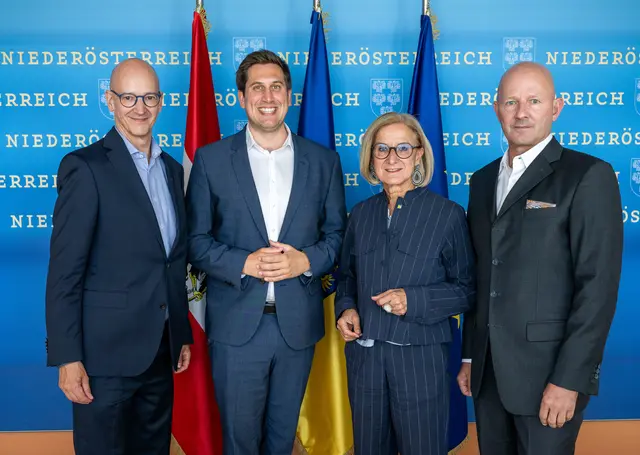 Gemeinsam für mehr digitale Kompetenzen: WKNÖ-Direktor Johannes Schedlbauer, Digitalisierungsstaatssekretär Alexander Pröll, Landeshauptfrau Johanna Mikl-Leitner und Haus der Digitalisierung-Geschäftsführer Claus Zeppelzauer besiegeln die neue Zusammenarbeit. | Foto: NLK Khittl