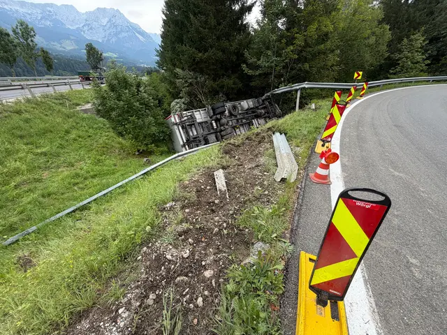 In der Nacht auf den 20. August 2026 kam in Söll ein Lkw-Fahrer aufgrund von Sekundenschlaf von der Loferer Straße ab und kippte um. | Foto: ZOOM.Tirol