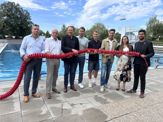  Martin Gabler (NÖ Versicherung), Markus Wieser (AK Niederösterreich), Matthias Stadler (Bürgermeister),Christoph Schwarz (ESV Obmann), Florian Schuh (KPH), Gerhard Angerer (Bildungsdirektion NÖ), Claudia Eder (Stv. Direktorin Franz Jonas VS), und Ali Firat (Sportstadtrat) (v.l.n.r.) ziehen gemeinsam an einem Strang für sichere Schwimmkompetenz | Foto: Tanja Handlfinger