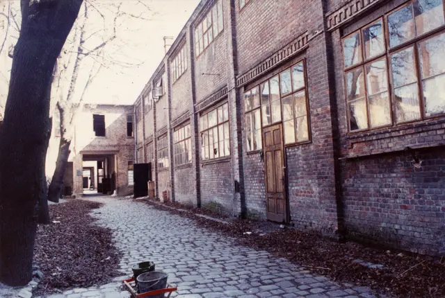 So sah die Sargfabrik früher aus. Das bekannte Wohn- und Kulturprojekt Sargfabrik in Penzing (Goldschlagstraße 169 / Matznergasse 8) wurde in den Jahren 1994 bis 1996 an der Stelle einer früheren, namensgebenden Fabrik neu erbaut und im Herbst 1996 eröffnet. | Foto: Sargfabrik