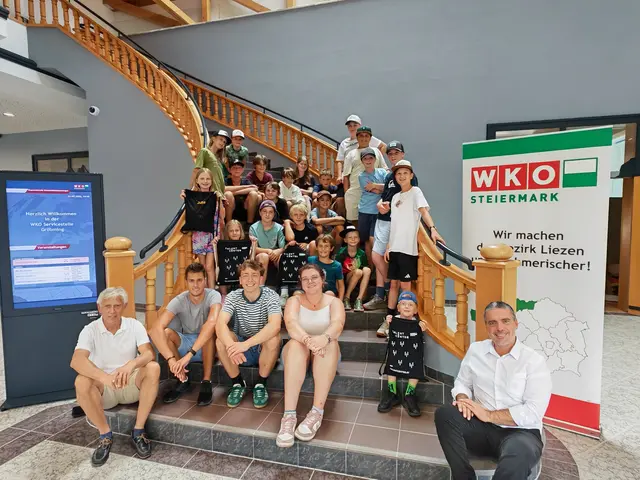 WKO-Regionalstellenobmann Egon Hierzegger (links) und WKO-Regionalstellenleiter Christian Hollinger (rechts) mit dem Betreuer-Team und den Teilnehmenden | Foto: WKO