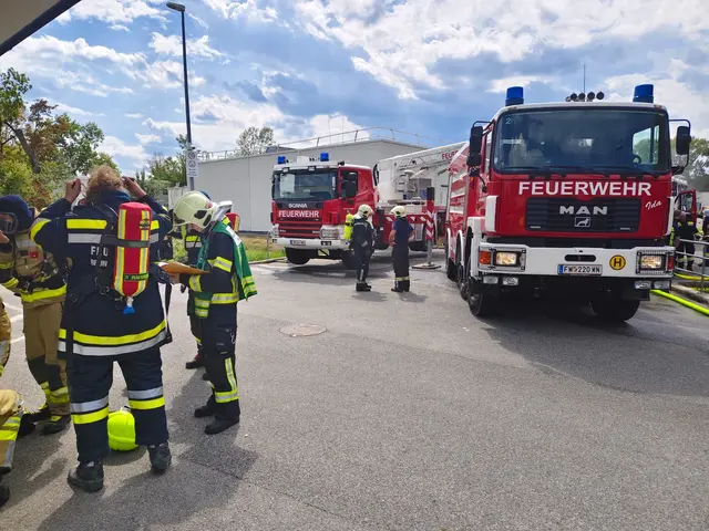 Nach einer Explosion brannte es in einer Werkshalle in einem Industrieobjekt der Firma astotec in Winzendorf | Foto: BFBFKdo Wr. Neustadt