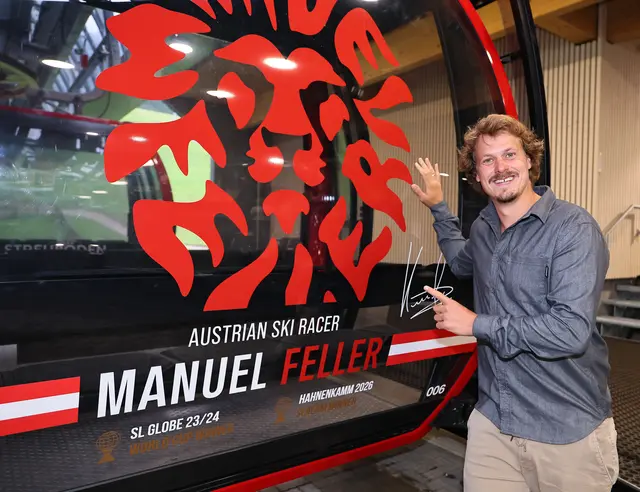 Manuel Feller mit seiner Gondel im Manuel Feller-Design. | Foto: GEPA Pictures/Fieberbrunn