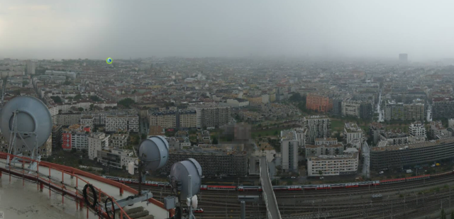 Die Panomax-Webcam am Arsenalturm in Blickrichtung Südwesten zeigte am Donnerstag um 14.40 Uhr eine Unwetterwalze über dem Süden Wiens. | Foto: Screenshot a1-arsenal.panomax.com