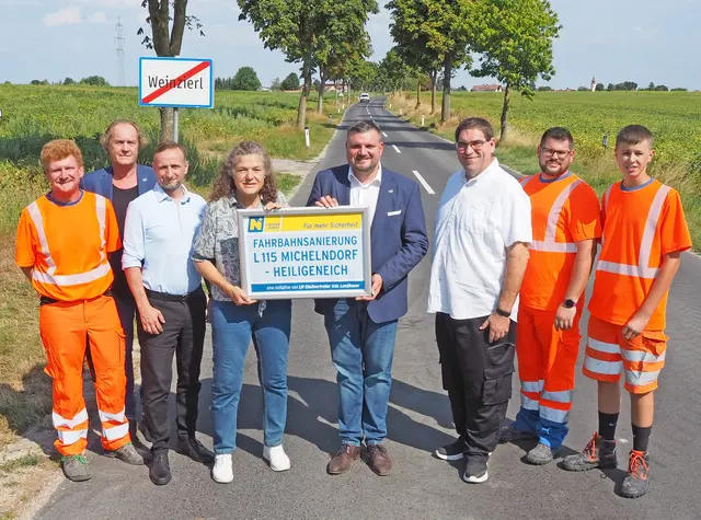 v.l.n.r.: Andreas Figl (Straßenmeisterei Atzenbrugg), Horst Kronawetter (Leiter der Straßenmeisterei Atzenbrugg), DI Harald Kaufmann (Leiter der NÖ Straßenbauabteilung Tulln), Beate Jilch (Bgm. von Atzenbrugg), LAbg. Christian Brenner (i.V. LH-Stv. Udo Landbauer), Manuel Satzinger (GGR in Atzenbrugg), Norbert Kranabetter und Lehrling Oliver Bürgmayr (beide Straßenmeisterei Atzenbrugg). | Foto: Land NÖ, Mühlbachler
