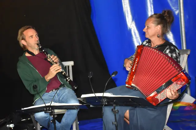 Manfred Seifriedsberger und Kerstin Zauner. Die Lesung mit Andreas Wurm aus Allerheiligen und Musik vom Duo Farruco im Zirkuszelt am Biohof Luftensteiner in Pabneukirchen war mehr als eine Buchpräsentation. | Foto: Zinterhof