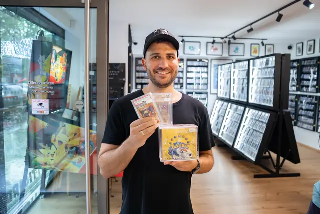 Im Butti Cards verkauft Christoph Buttura jene Karten, die seine Kindheit geprägt haben: Pokémon. | Foto: Sade Jerabek/MeinBezirk