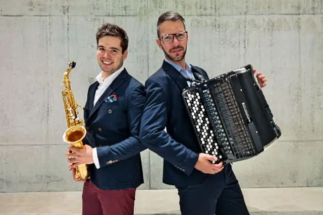 Das Konzert des Duos Lolas-Dzomba in St. Oswald steht unter dem Titel „Losgetanzt“.  | Foto: privat