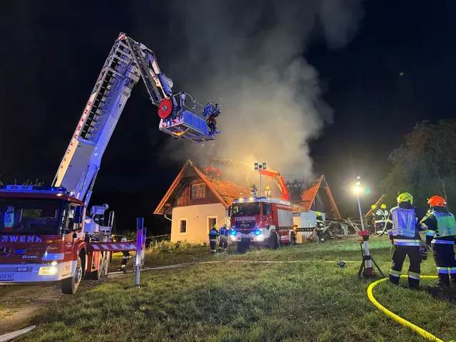 Insgesamt standen über 90 Einsatzkräfte bei dem Wohnhausbrand im Einsatz. | Foto: FF Eisbach-Rein