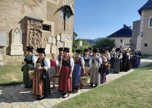 Die Bänderhutfrauen gestalteten auch heuer wieder die Kräutersträußerl für die Segnung. | Foto: Marktgemeinde Maria Saal