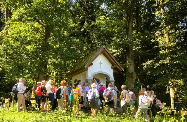 Gemeinsam setzten sie ihren Weg über die Grenze bei Passau-Haibach in der Gemeinde Freinberg fort. Auf einem rund sechs Kilometer langen Friedenspilgerweg ging es zur Kapelle "Maria im Walde". | Foto: Franz Gruber