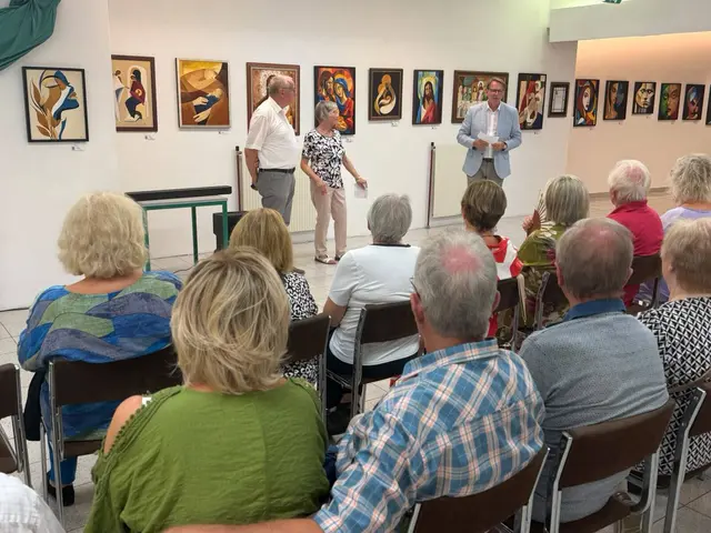 Bürgermeister Marcus Martschitsch eröffnete die Ausstellung "Gemeinsam" im City-Kreativstudio Hartberg. | Foto: Stadtgemeinde Hartberg