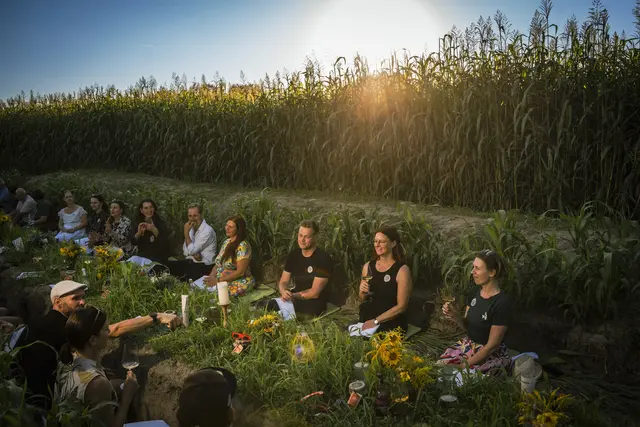 Auf einem aus Erde geformten Tisch servierten Spitzenköche Speisen mit Zutaten direkt vom Feld.  | Foto: Gaumen Hoch