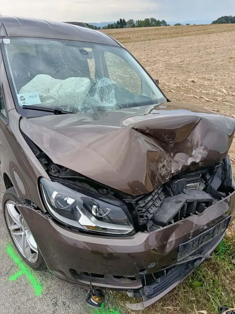 Zwei Lenker wurden bei dem Unfall auf einer Kreuzung verletzt.
 | Foto: Bkfdo Amstetten / FF Seisenegg