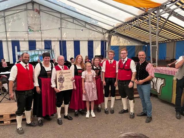 Drei Ehrungen bei Alpenrose: Kurt Kronhofer, Irina Unterasinger und Philomena Posautz wurden für ihr musikalisches Engagement gewürdigt. | Foto: TK Alpenrose Waidegg