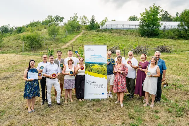 Gemeinsam mit Vertreterinnen und Vertretern der Gemeinden der Slow Region Hügelland-Schöcklland wurden die Schilder der einzelnen Baumpatenschaften angebracht und die Streuobstwiese offiziell eröffnet. | Foto: Johannes Ambrosch