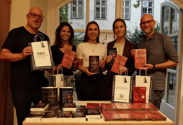  Kulturstadtrat Stephan Schimanowa, die beiden Autorinnen Katharina Riha und Belinda Simon, Moderatorin Karoline Kailich und Vizebürgermeister Rainer Praschak. | Foto: Claudia Reisinger